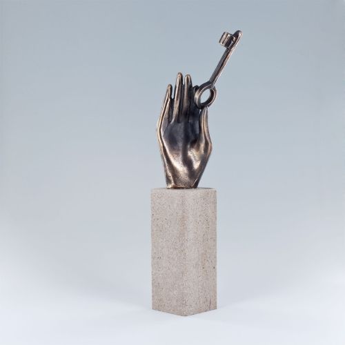 Sculpture "Hand signals open doors"
