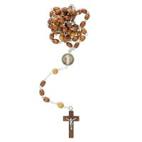 Rosenkranz mit Medaille des Barmherzigen Jesus und betende Hände